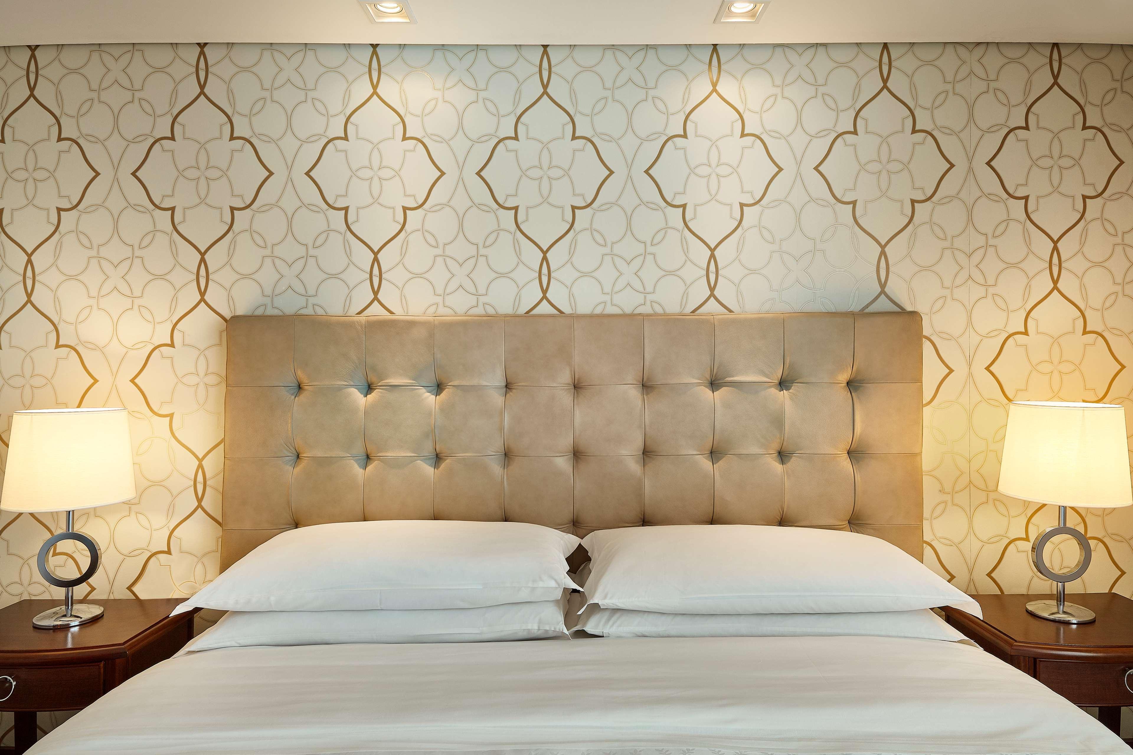 Hilton Porto Alegre, Brazil Hotel Exterior photo A bed with a headboard