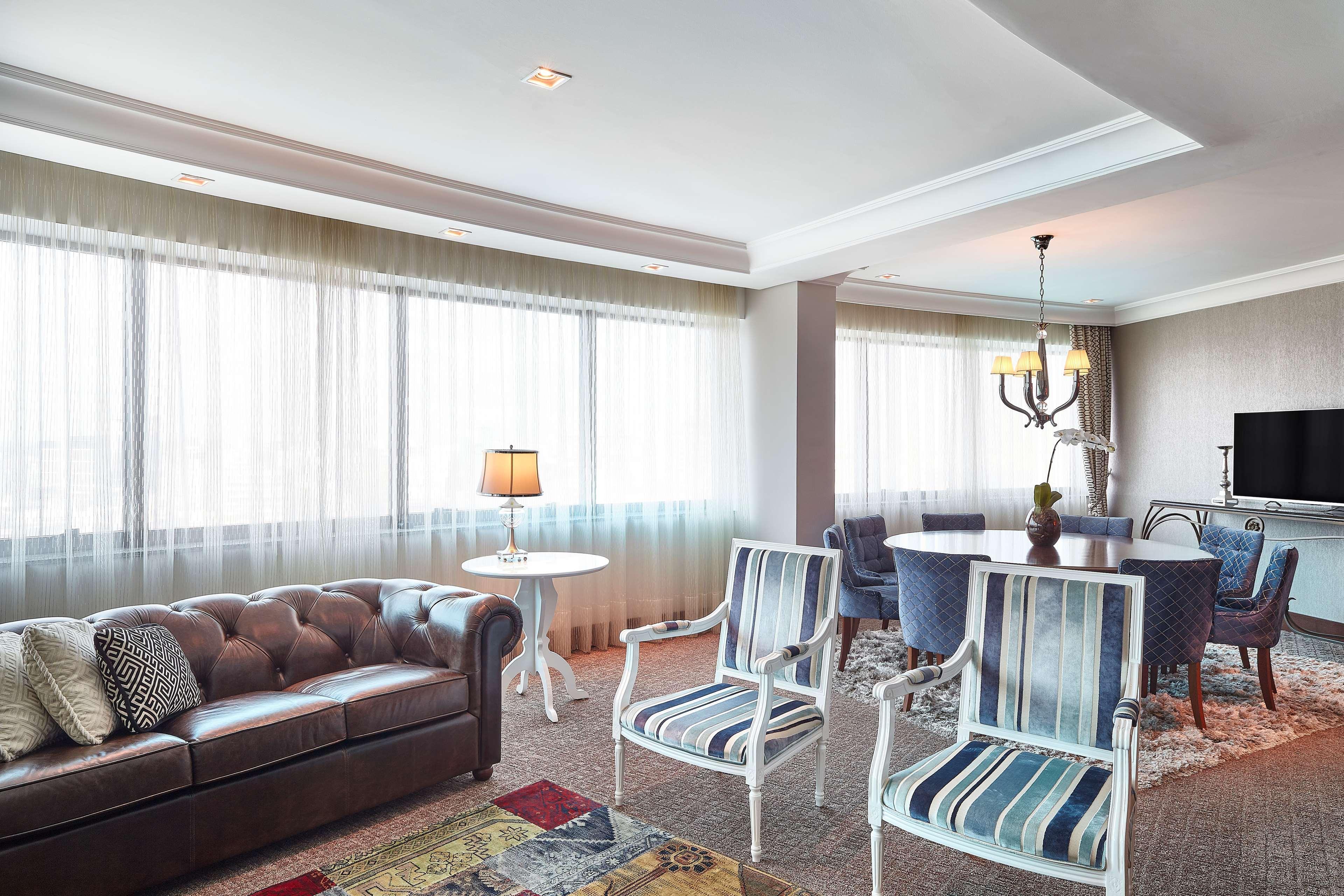 Hilton Porto Alegre, Brazil Hotel Exterior photo A living room with a dining table