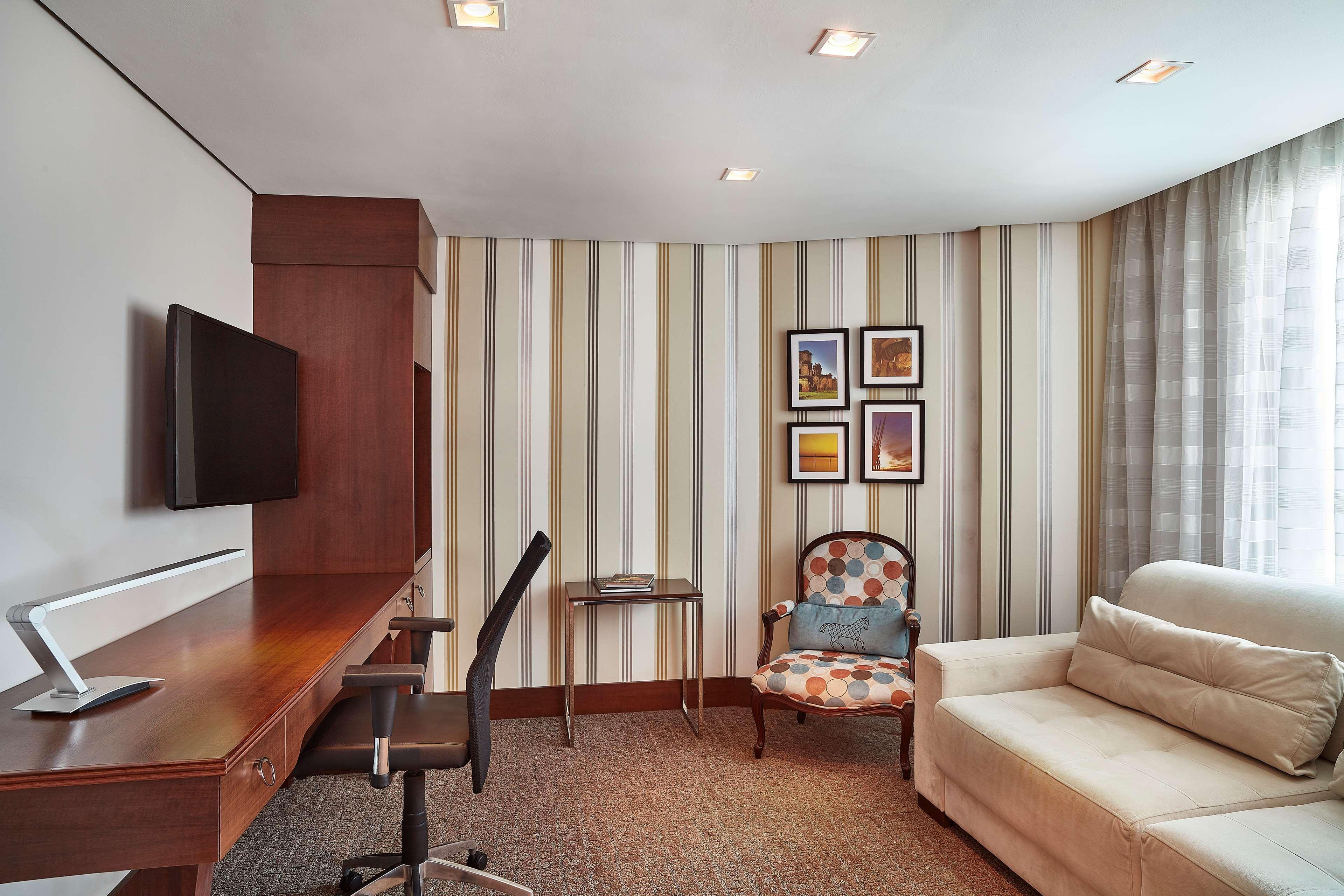 Hilton Porto Alegre, Brazil Hotel Exterior photo A room with a carpet