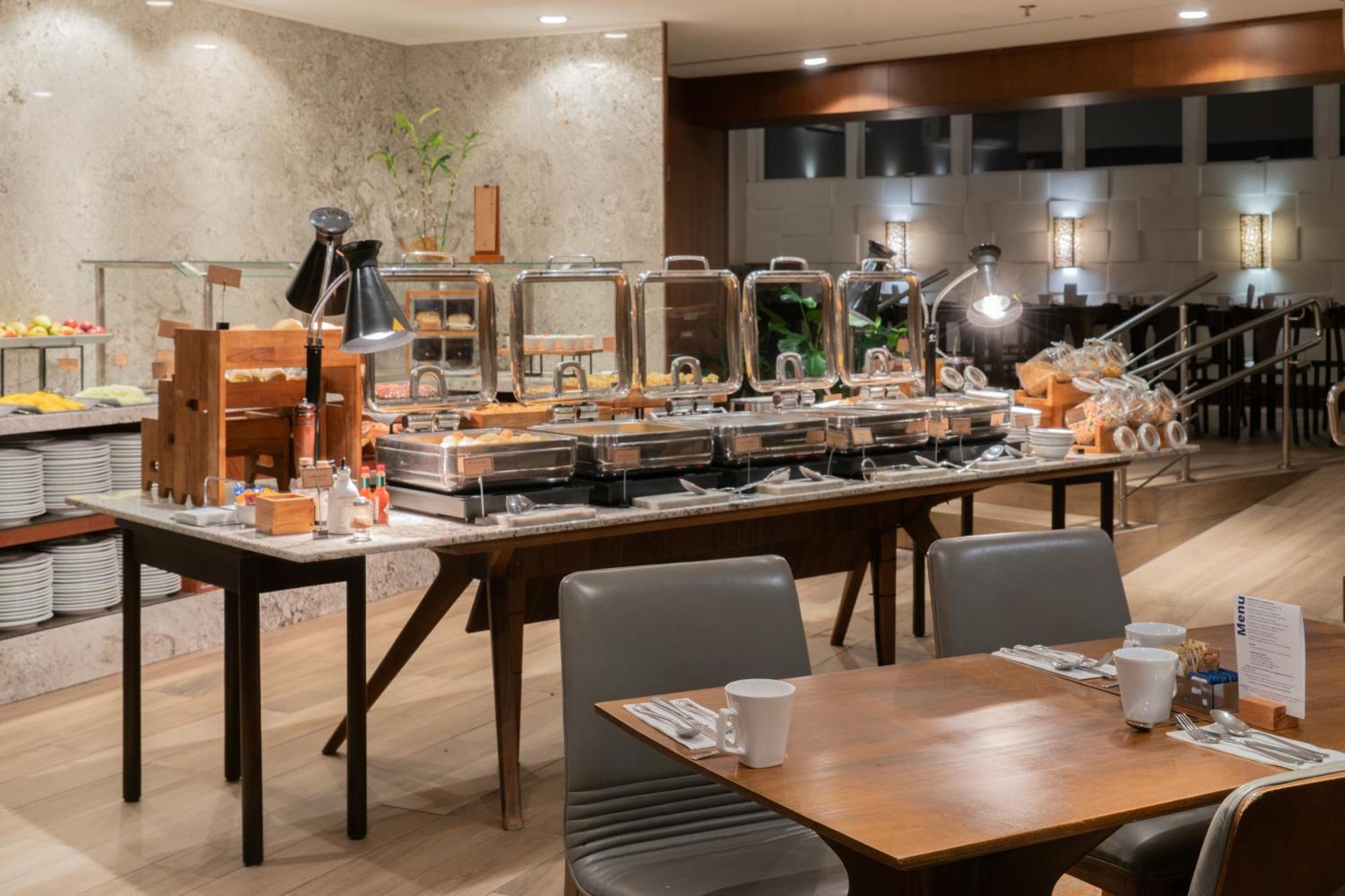 Hilton Porto Alegre, Brazil Hotel Exterior photo The buffet at the lounge