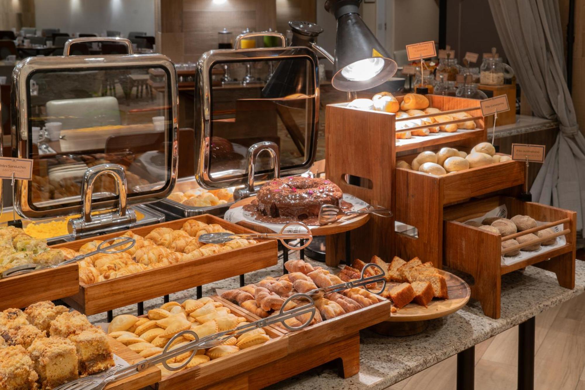 Hilton Porto Alegre, Brazil Hotel Exterior photo A buffet at a hotel