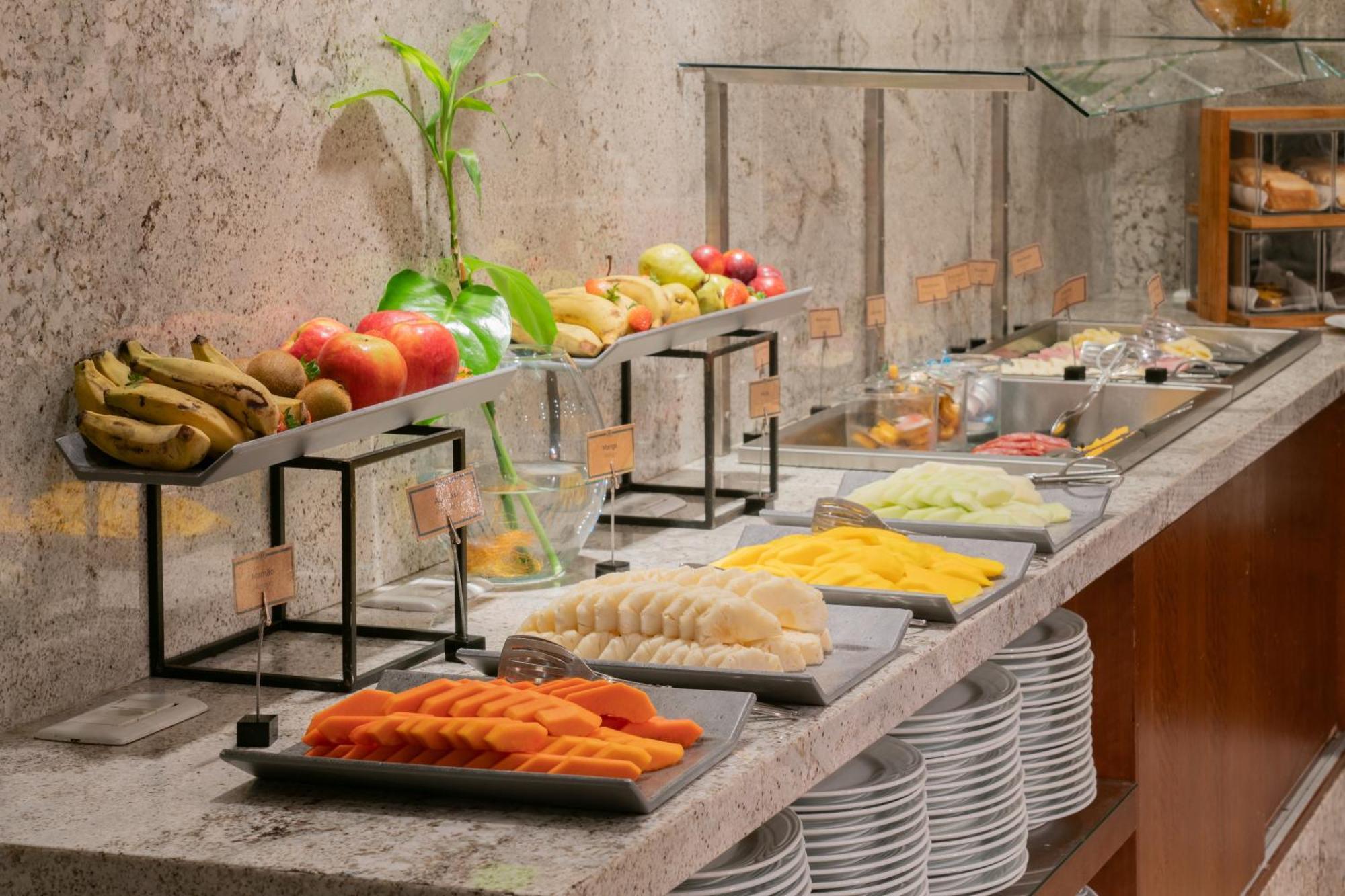 Hilton Porto Alegre, Brazil Hotel Exterior photo A fruit salad bar